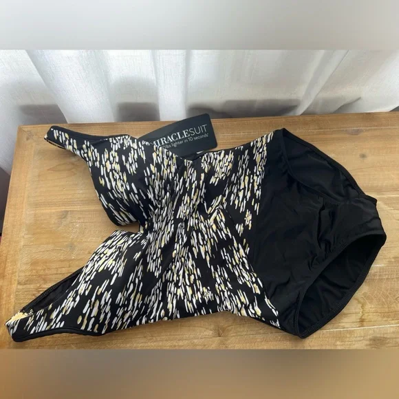 New Miraclesuit Layered Escape One Piece in Zara Dazzle Size 10 - Picture 2 of 7